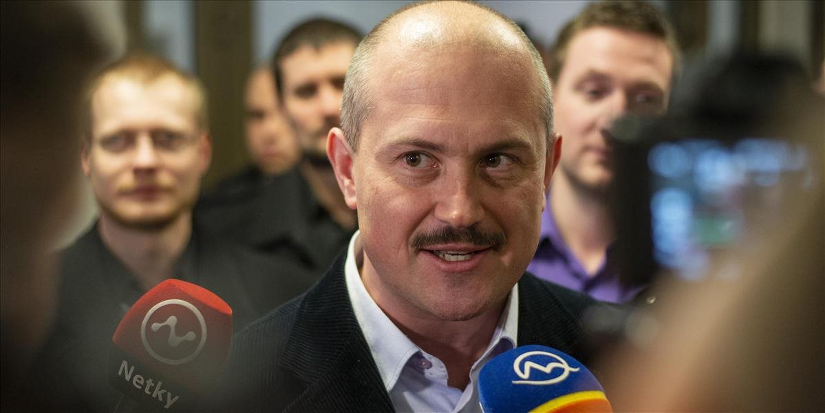 Reportáž: Marian Kotleba odovzdal podpisy pre prezidentskú kandidatúru