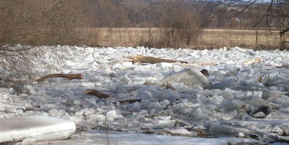 Na rieke Kysuca sa nahromadili ľadové kryhy, hrozí pretrhnutie lávky
