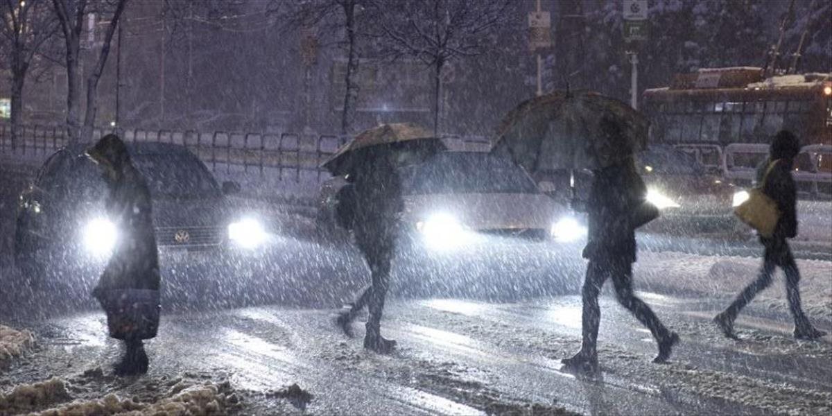 Na západné Slovensko zaútočil silný vietor so snehom