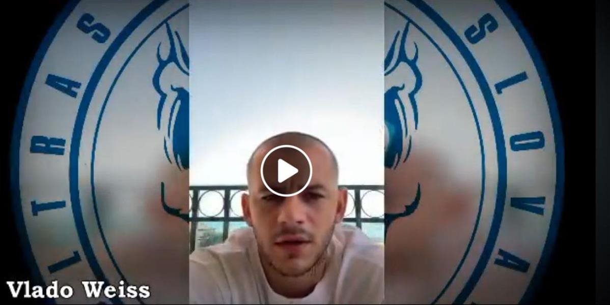 Weiss sa vo videu pripomenul fanúšikom Slovana, od Kmotríka si pýta zmluvu