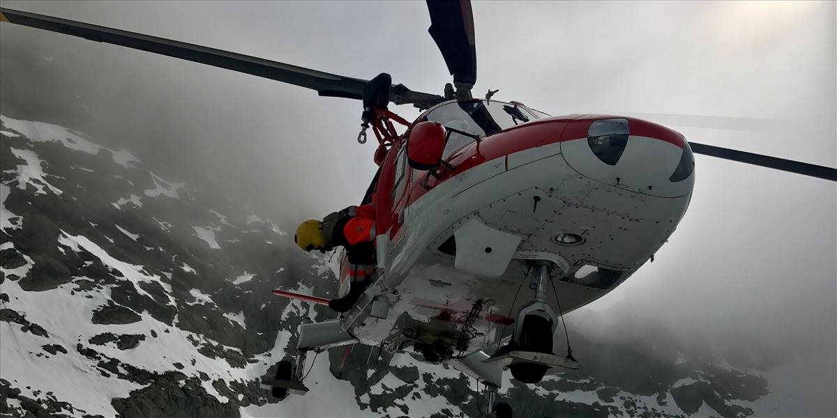 Horským záchranárom pomáhal aj vrtuľník: Dvojicu Poliakov zachraňovali do noci