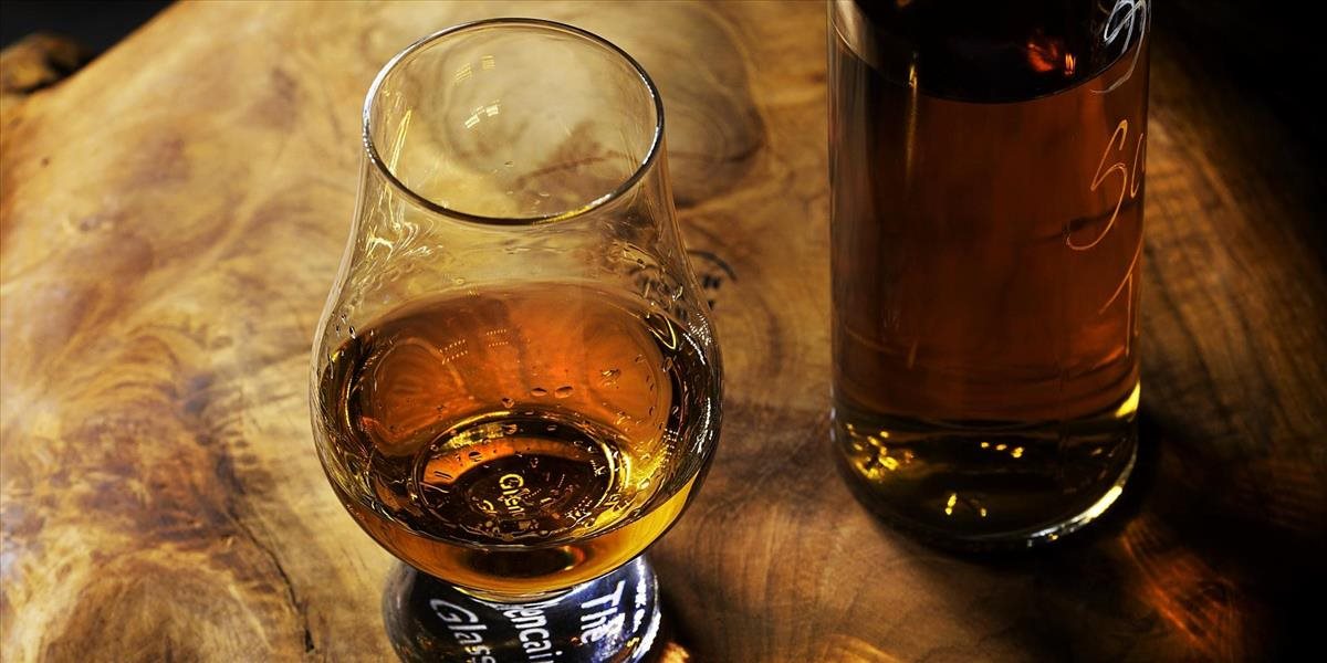 India hlási po sérii otráv tvrdé zásahy proti výrobcom nelegálneho alkoholu