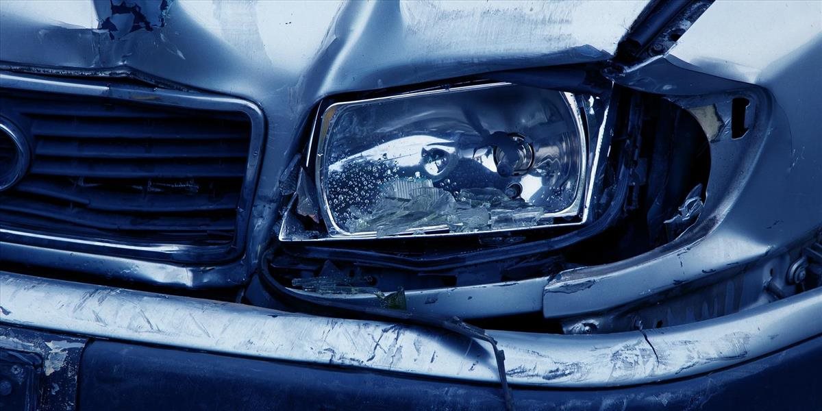 Hasiči zasahujú pri vážnej dopravnej nehode v Trnave