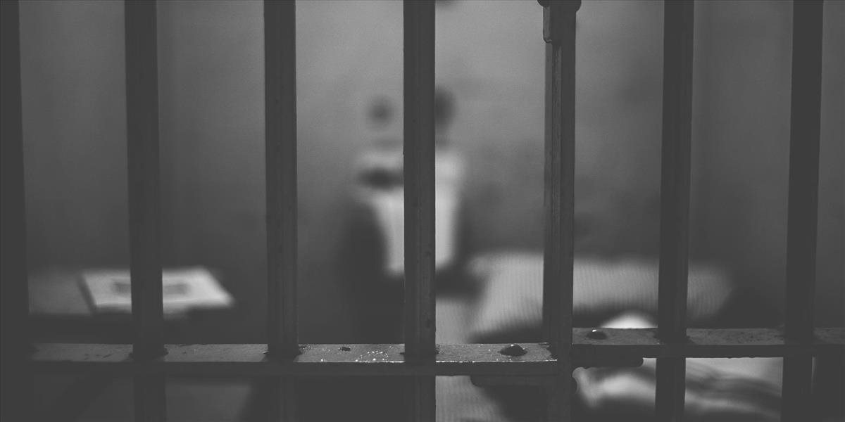 Väzňa, ktorý ušiel ozbrojený zo súdu, zadržali až po prestrelke