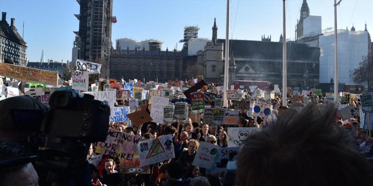VIDEO Za boj proti klimatickým zmenám demonštrujú už aj britskí študenti, vláde sa to nepáči