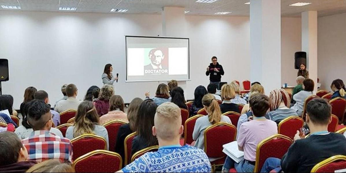 Móda pre revolúciu: Ako v Jerevane učili mládež o boji proti nepriateľom Ameriky prostredníctvom sankcií