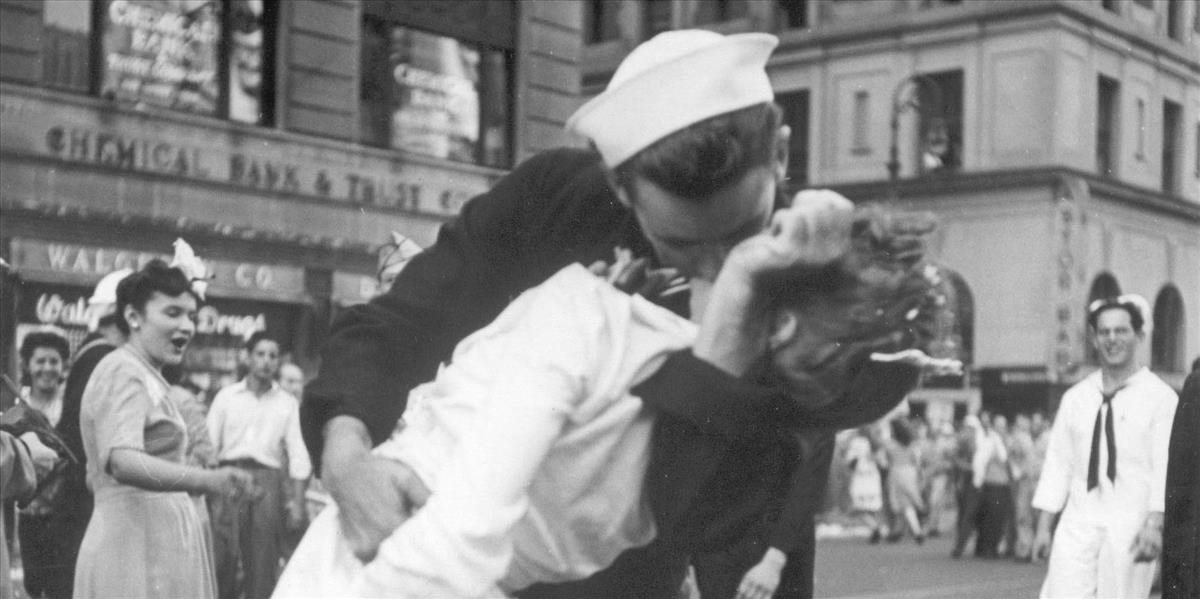 FOTO Zomrel bozkávajúci námorník zo slávnej fotografie osláv konca vojny