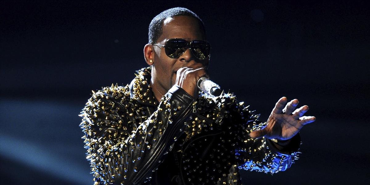 Speváka R. Kellyho obžalovali v súvislosti so sexuálnym zneužívaním