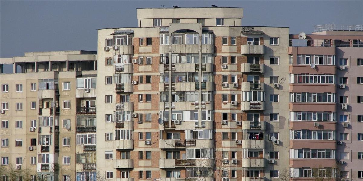 Žena v Bratislave vraj spadla z 12. poschodia, zraneniam podľahla