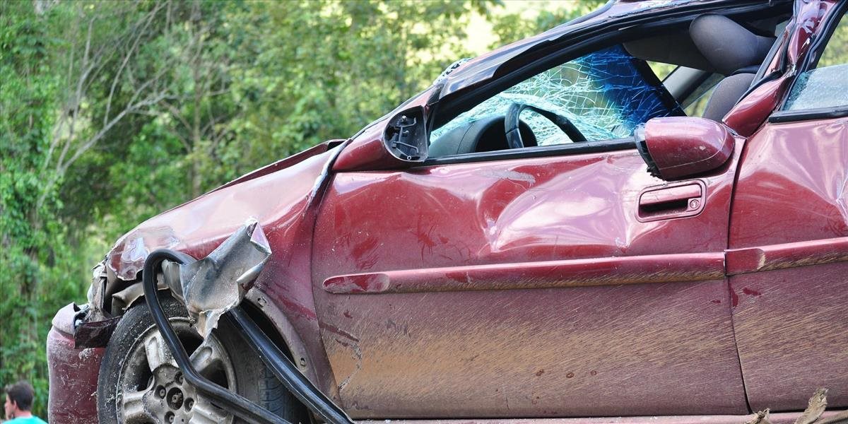 Pri čelnej zrážke dvoch áut zahynuli dvaja ľudia