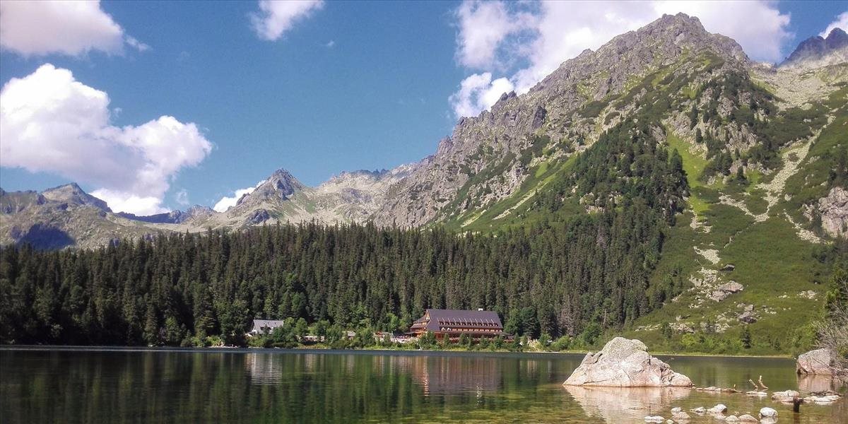 Červeno značenú trasu medzi Štrbským a Popradským plesom dočasne zatvorili