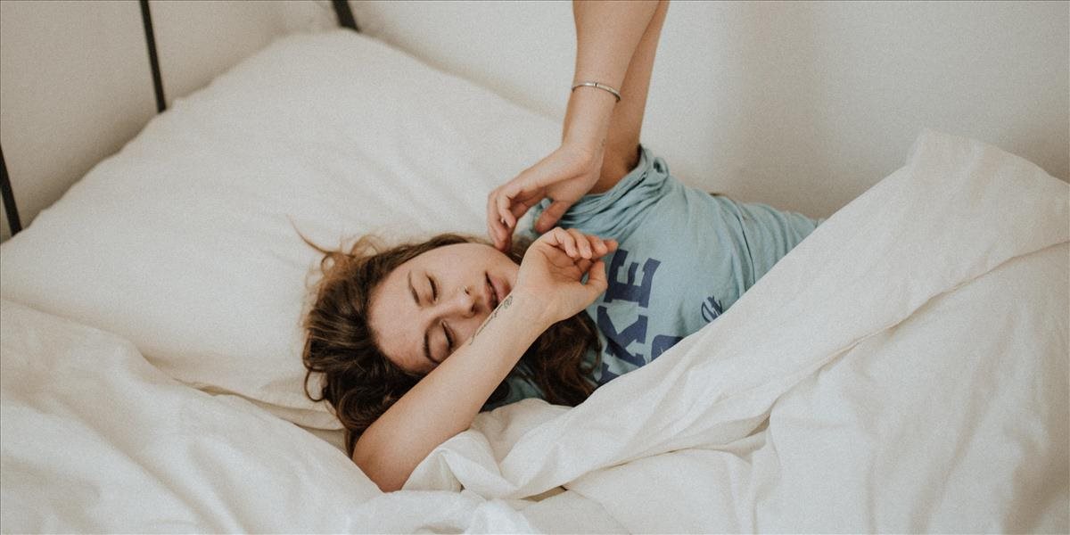 Náš mozog registruje podstatné signály aj počas spánku