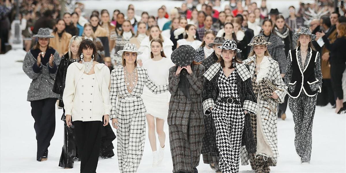 FOTO + VIDEO Paríž sa rozlúčil so slávnym návrhárom Karlom Lagerfeldom