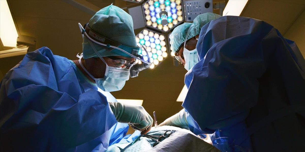 Slovenskí lekári unikátnym spôsobom operovali mozgové tepny