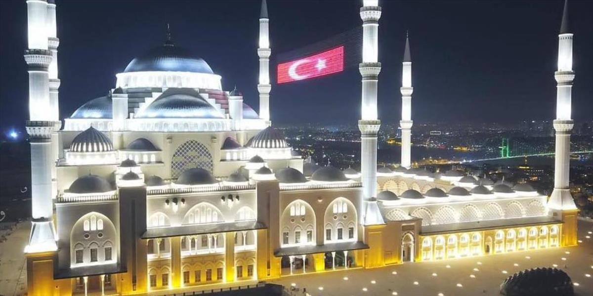 Najväčšia mešita v Turecku je už otvorená aj pre verejnosť