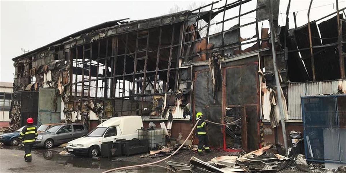 FOTO: Hasiči zasahovali pri veľkom požiari autoservisu v bratislavskej Petržalke