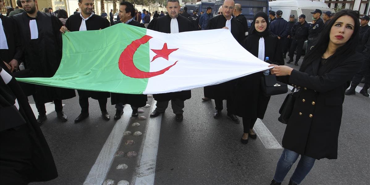 Francúzsko vyzvalo predstaviteľov Alžírska o pokojné prechodné obdobie do začiatku konania prezidentských volieb