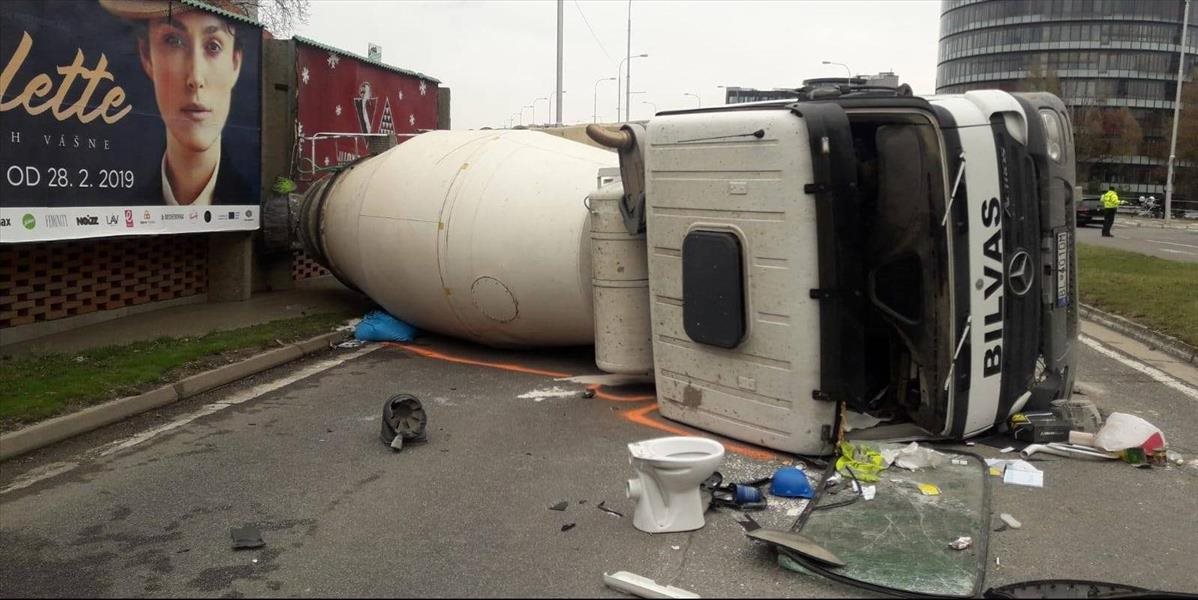 V Petržalke sa prevrátil domiešavač, vodič skončil v nemocnici