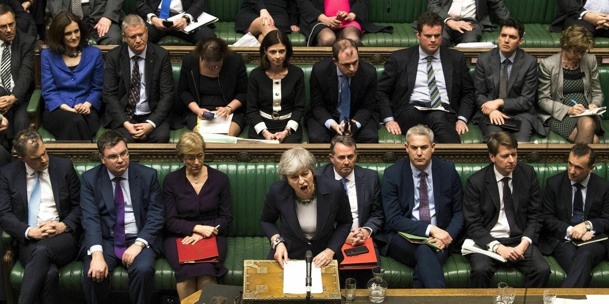 Britský parlament odmietol tvrdý brexit, upravenú dohodu však nechcú