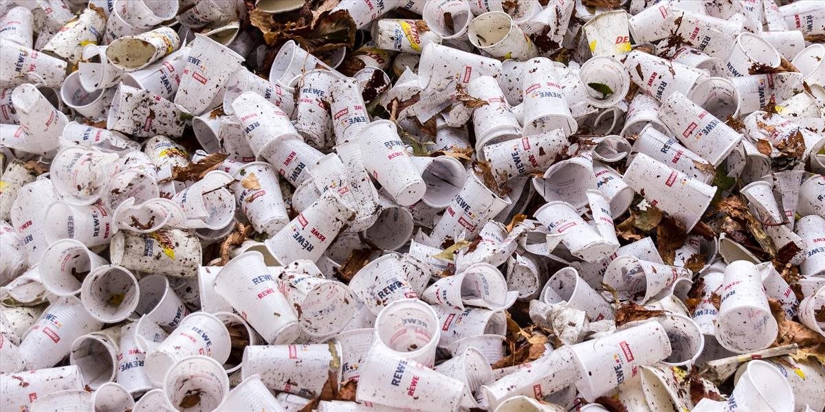 Členské krajiny OSN sa dohodli na tom, že "výrazne obmedzia" používanie jednorazových plastov