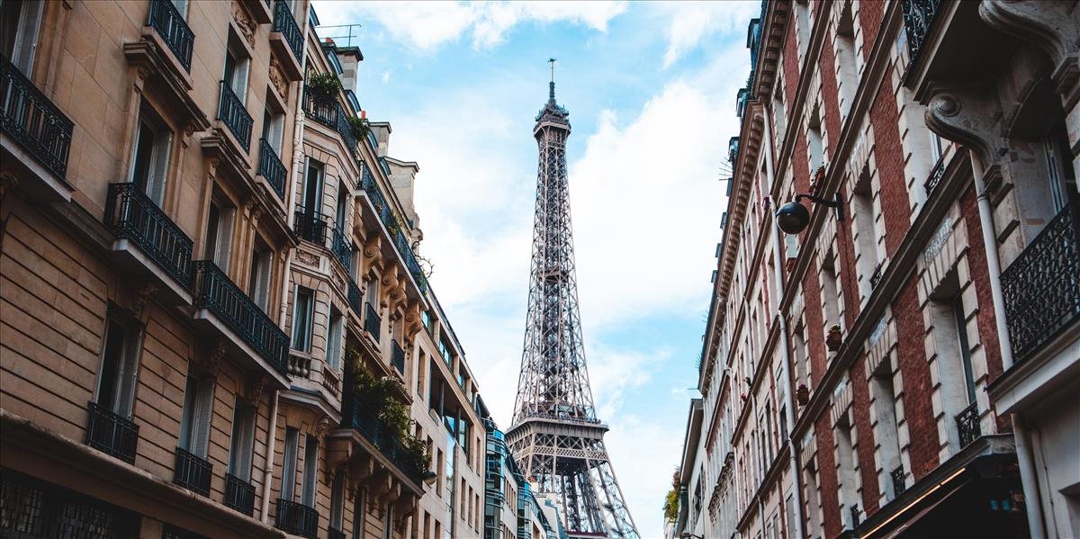 Obyvatelia najfotografovanejšej parížskej ulice majú plné zuby turistov