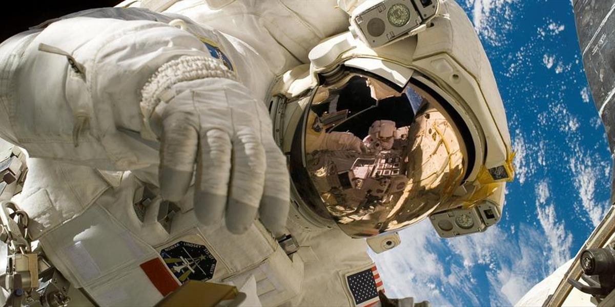 Dvaja americkí astronauti začali vo vesmíre výmenu batérií na ISS