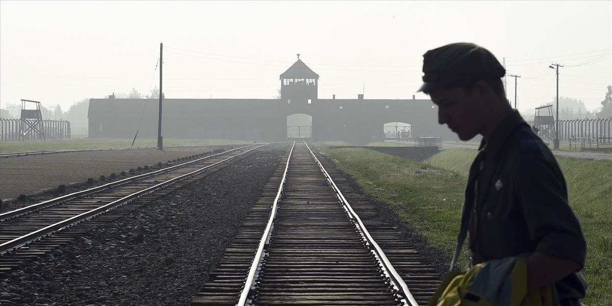 Ľudia si v Auschwitzi robia nevhodné fotografie, múzeum zakročilo