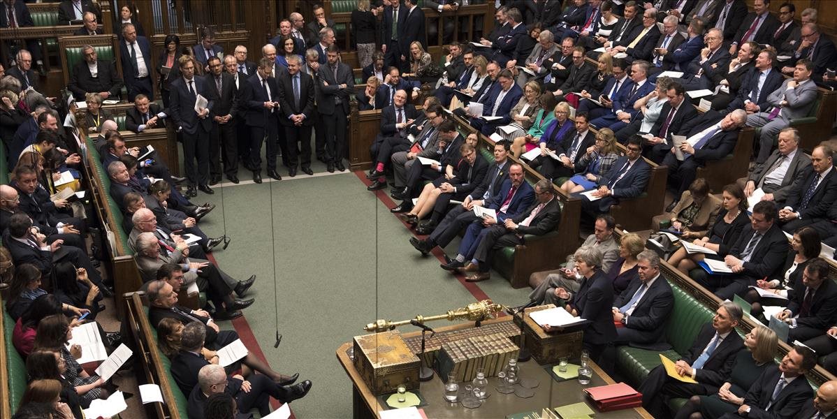 Poslanci britského parlamentu schválili dohodu o odklade brexitu