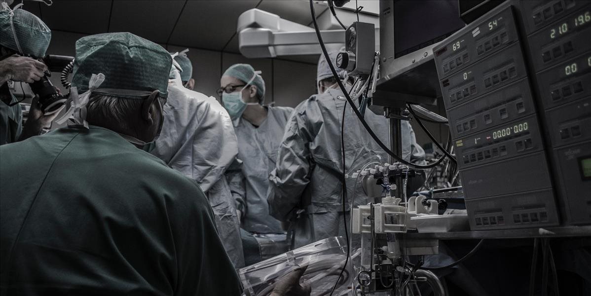 Lekárom v USA sa podarila transplantácia obličky od darcu, ktorý je pozitívny na HIV