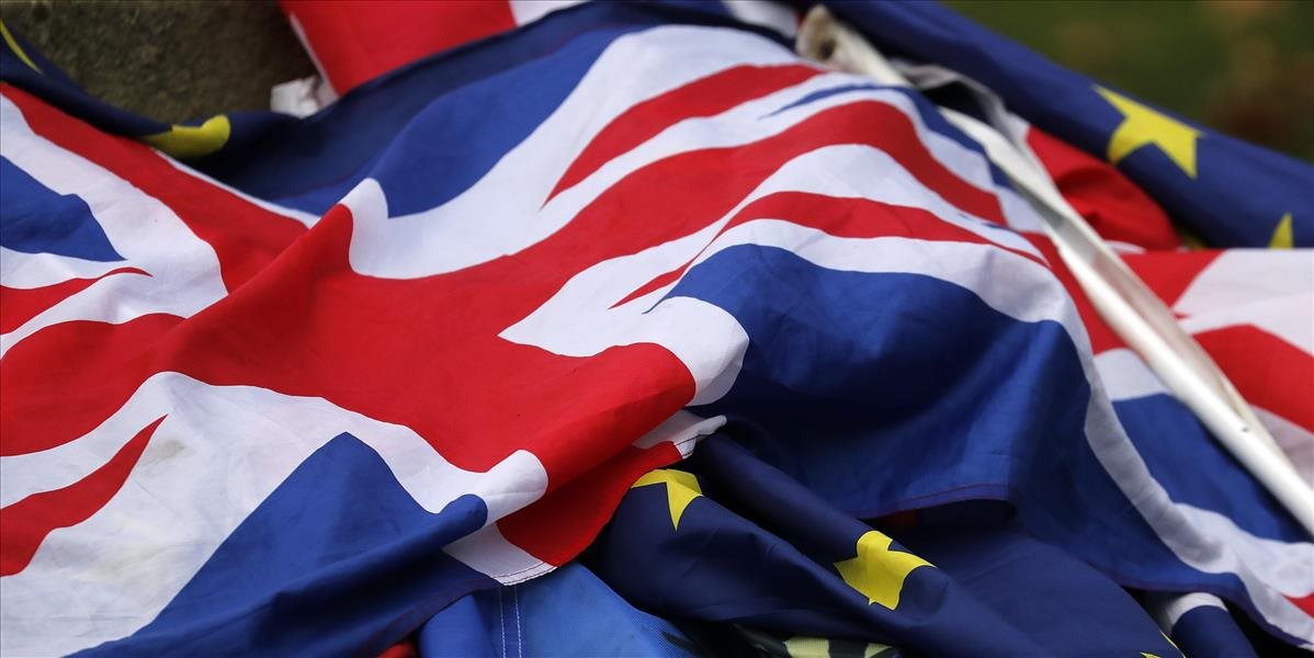 Britská premiérka a Európska komisia reagovali na neúspešné hlasovanie o brexite