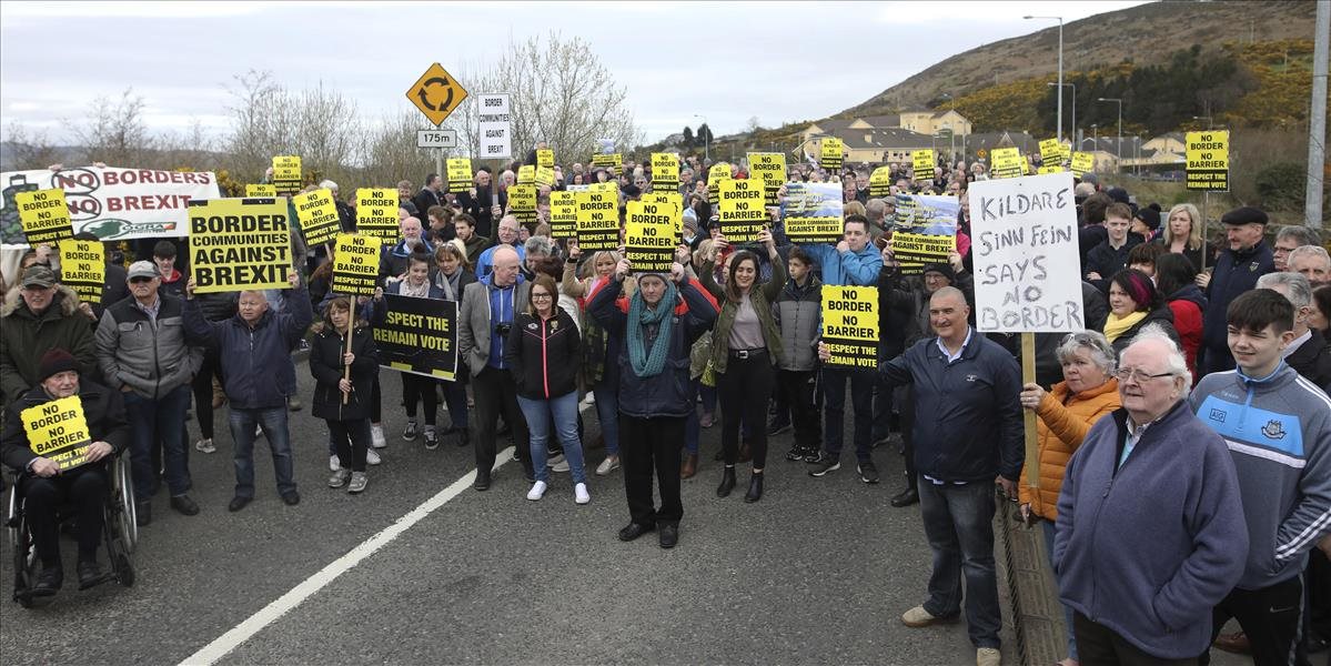 Stovky ľudí demonštrovali na írskych hraniciach proti brexitu