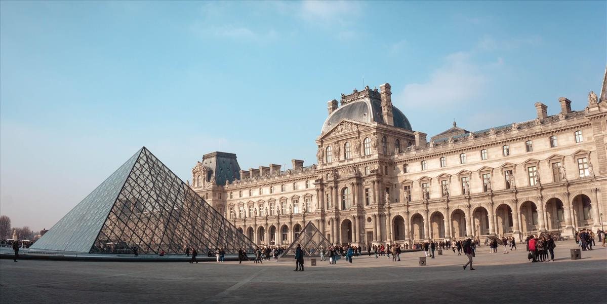 FOTO + VIDEO: Pyramída v Louvre sa prepadla do priepasti, takto to momentálne vyzerá!