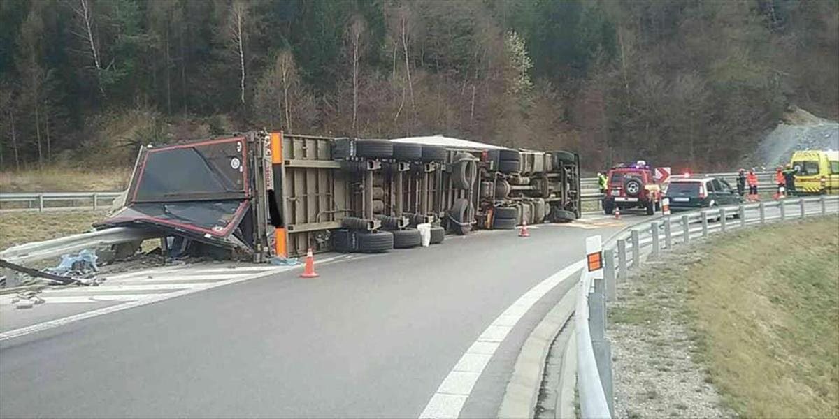 Pri Vrútkach sa prevrátil kamión
