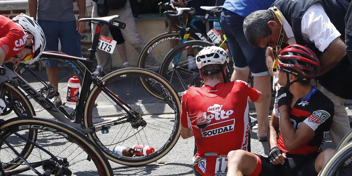 Po hromadnom páde na pretekoch Okolo Katalánska okradli cyklistov!