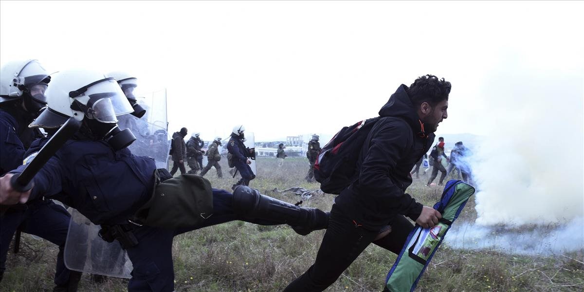Migranti hádzali do policajtov kamene