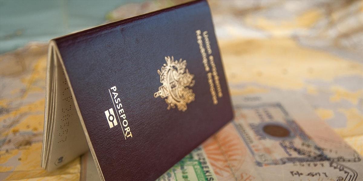 Veľká Británia začala vydávať pasy, ktoré na obale neobsahujú nápis Európska únia