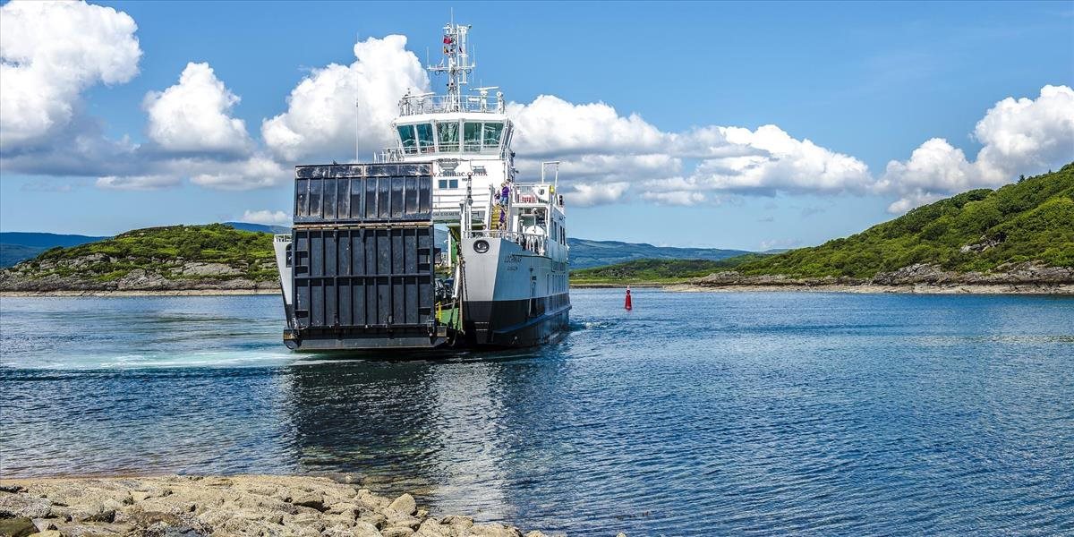 Trajekt narazil do diaľničného mosta