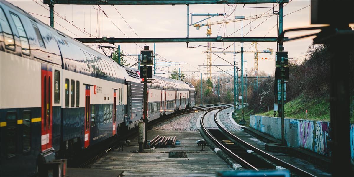 Počet zmeškaných vlakov nad tridsať minút zavinených dopravcom rastie