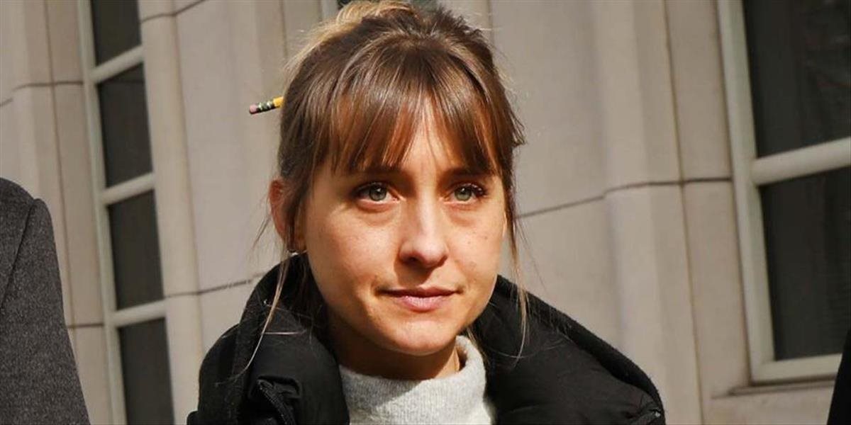 Herečka Allison Mack sa priznala: Vodcovi sekty pomáhala zháňať sexuálne otrokyne