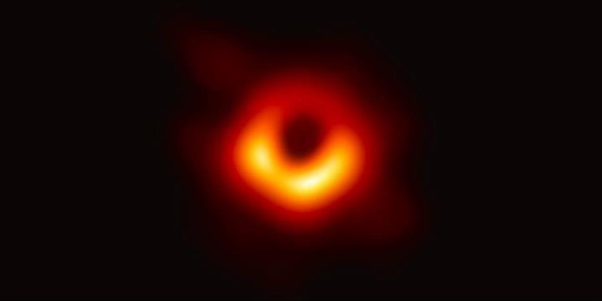 Vedci zverejnili prvú snímku čiernej diery