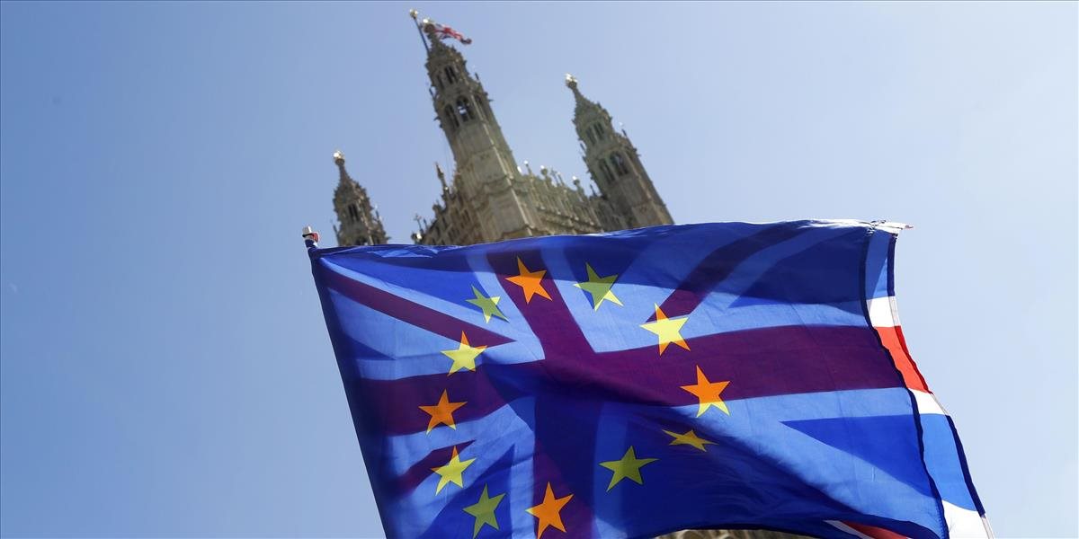 Britom sa na chvíľu uľavilo, rušia prípravy na tvrdý brexit