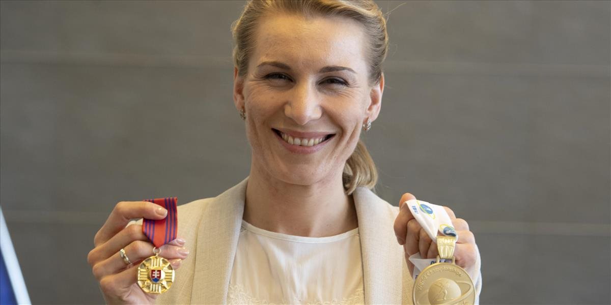 Anastasia Kuzminová si prevzala z rúk ministra obrany pamätnú zlatú medailu