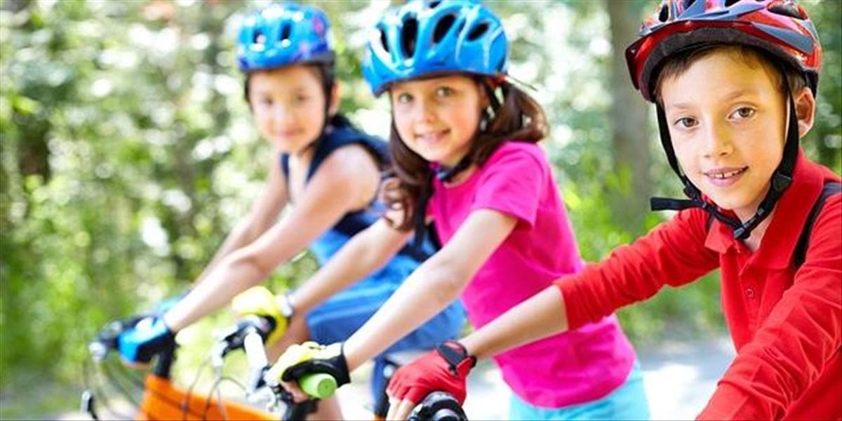 Pri výletoch na bicykloch by mali mať rodičia dieťa vždy pred sebou