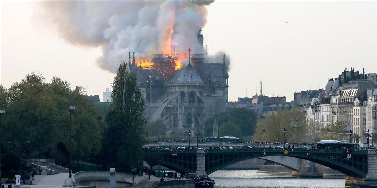 AKTUALIZOVANÉ: Takto sa zrútila hlavná veža katedrály Notre-Dame