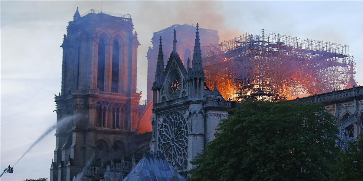 VIDEO: Požiar katedrály Notre-Dame je pod kontrolou, Francúzi pamiatku obnovia