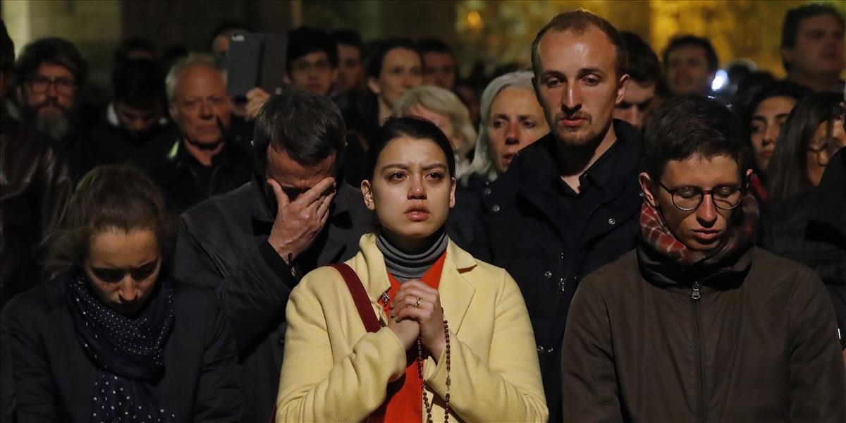EXKLUZÍVNE VIDEO: Parížom sa včera večer niesli modlitby za Notre-Dame