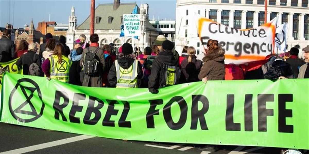 Aktivisti proti klimatickej zmene chcú ochromiť dopravu na letisku Heathrow