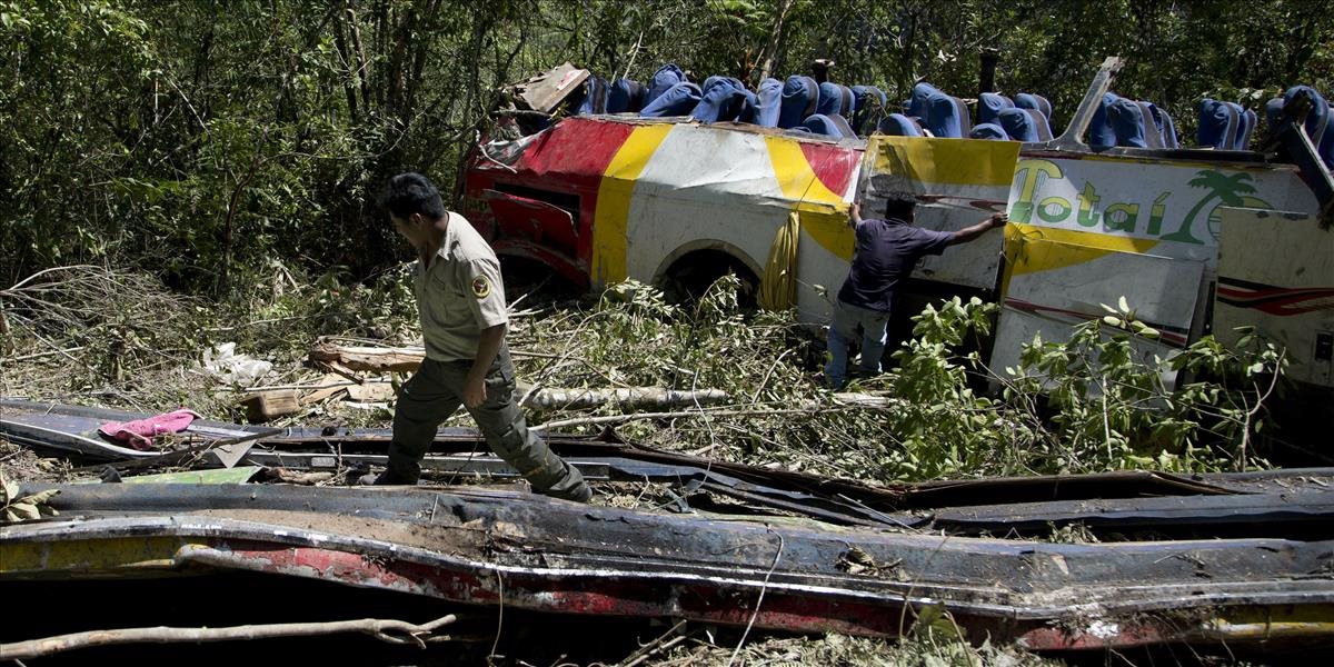 V Bolívii sa autobus zrútil do rokliny, haváriu neprežilo 25 ľudí