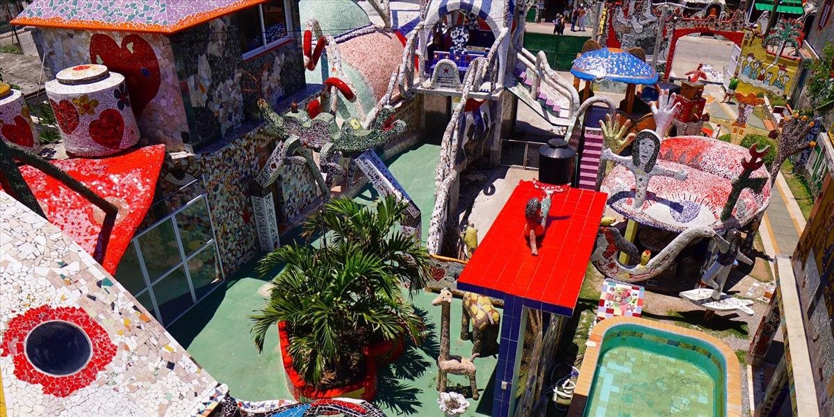 Umelec skoro 30 rokov buduje na Kube mozaikovú dedinu