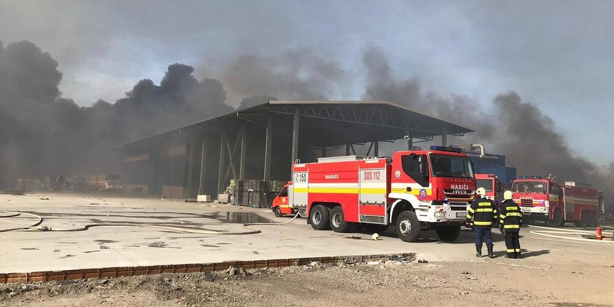 Požiar na Zohore trápi hasičov: Horia dve výrobné haly